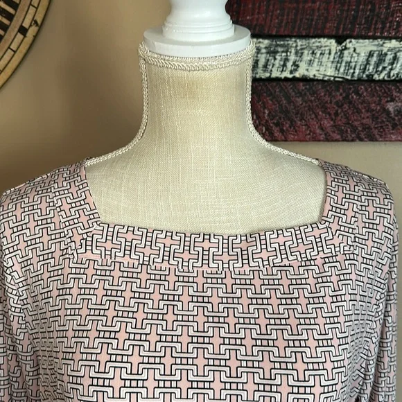 Liz Claiborne Women’s Geometric Pattern Square Neck Top Size Large Pink Black - Picture 2 of 9